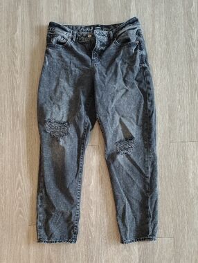 Vintage-Inspired Black Distressed Women’s Jeans